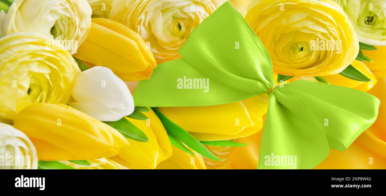 Decorazione primaverile con fiori e closeup nastro verde Foto Stock