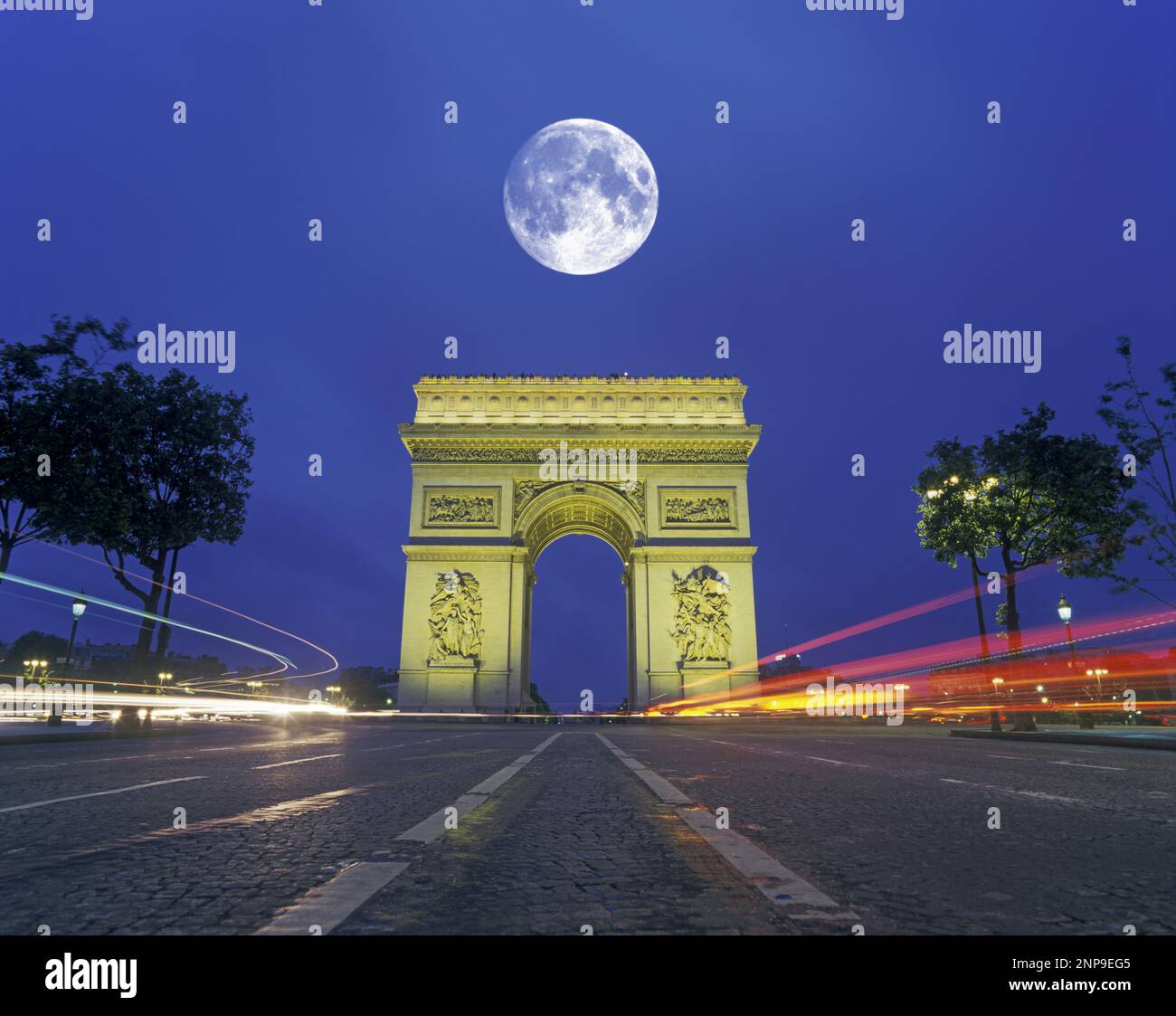 FULL MOON SENTIERI PER AUTO LUCI ARC DE TRIOMPHE DE L’ETOILE PLACE CHARLES DE GAULLE PARIGI FRANCIA Foto Stock