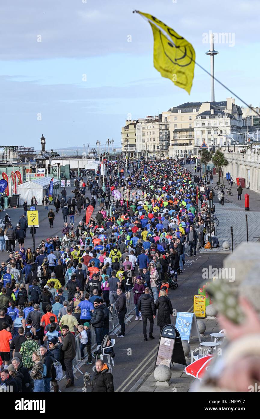 Brighton UK 26th febbraio 2023 - migliaia di corridori partecipano alla mezza maratona di Brighton del 33rd in una mattinata brillante lungo la costa meridionale . Ci si aspetta che oltre diecimila corridori prendano parte contribuendo a raccogliere fondi per varie associazioni di beneficenza: Credit Simon Dack / Alamy Live News Foto Stock