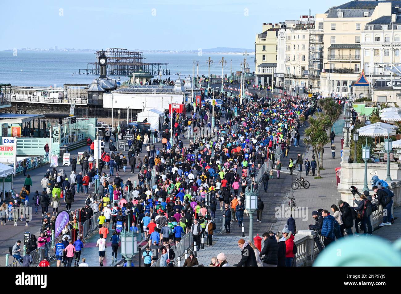 Brighton UK 26th febbraio 2023 - migliaia di corridori partecipano alla mezza maratona di Brighton del 33rd in una mattinata brillante lungo la costa meridionale . Ci si aspetta che oltre diecimila corridori prendano parte contribuendo a raccogliere fondi per varie associazioni di beneficenza: Credit Simon Dack / Alamy Live News Foto Stock