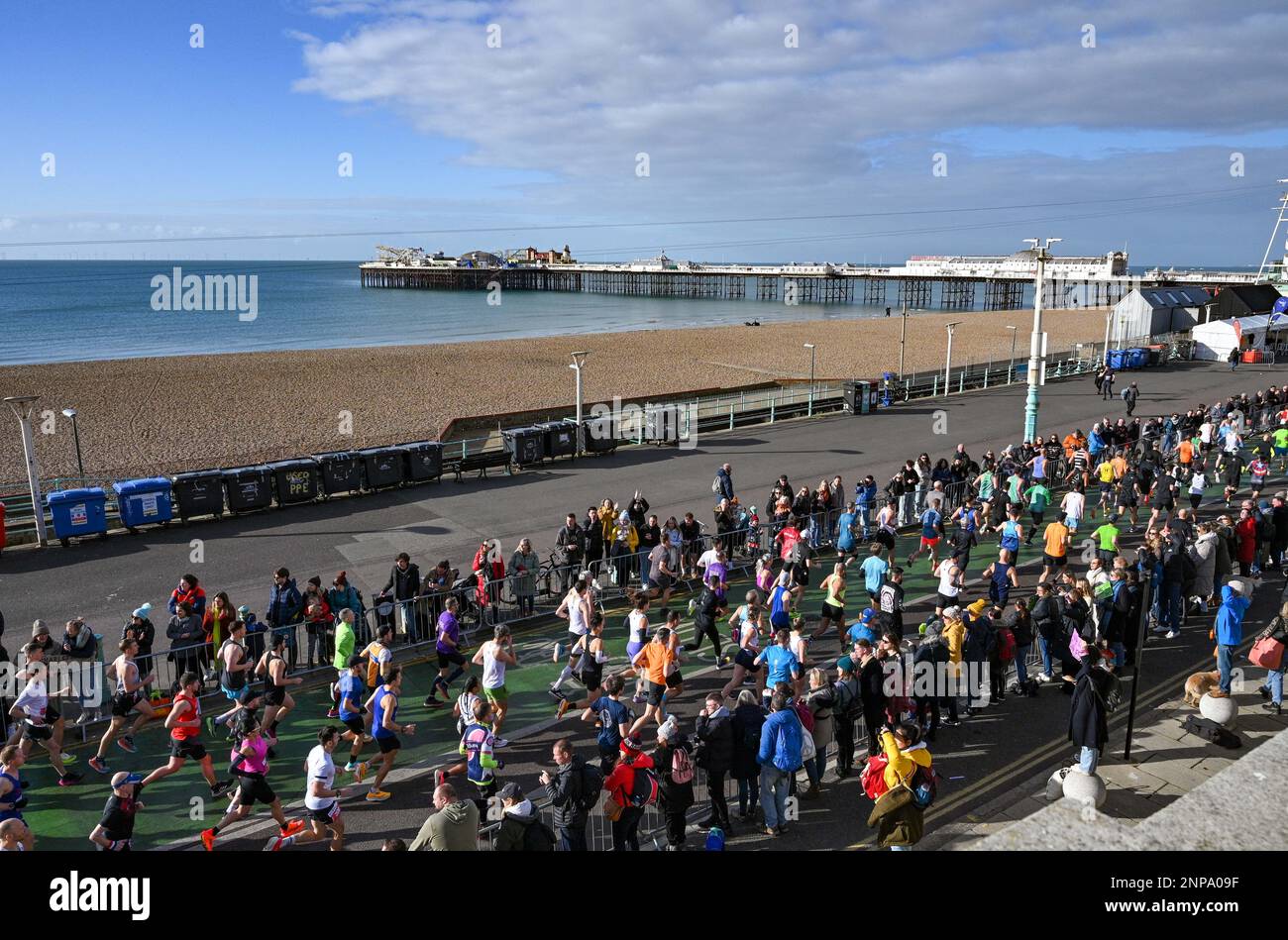 Brighton UK 26th febbraio 2023 - migliaia di corridori partecipano alla mezza maratona di Brighton del 33rd in una mattinata brillante lungo la costa meridionale . Ci si aspetta che oltre diecimila corridori prendano parte contribuendo a raccogliere fondi per varie associazioni di beneficenza: Credit Simon Dack / Alamy Live News Foto Stock