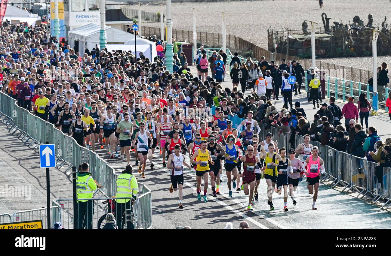 Brighton UK 26th febbraio 2023 - migliaia di corridori partecipano alla mezza maratona di Brighton del 33rd in una mattinata brillante lungo la costa meridionale . Ci si aspetta che oltre diecimila corridori prendano parte contribuendo a raccogliere fondi per varie associazioni di beneficenza: Credit Simon Dack / Alamy Live News Foto Stock