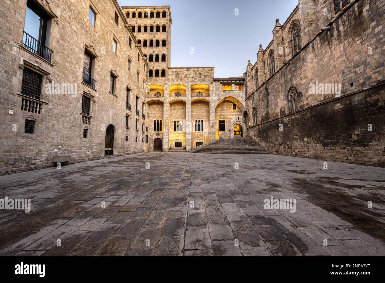 La Plaza del Rey nel quartiere Gotico di Barcellona all'alba Foto Stock