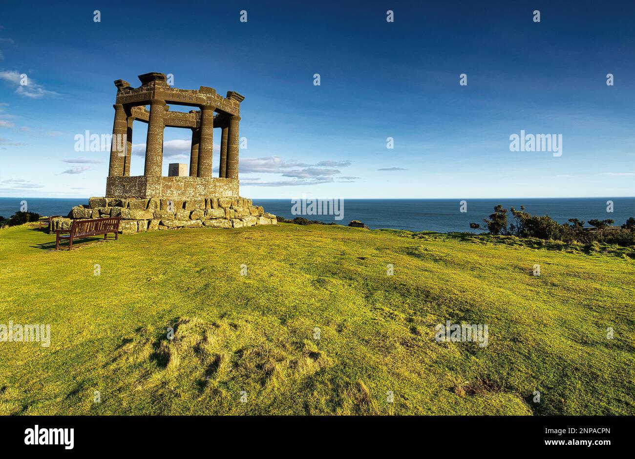 Progettato dall'architetto locale di Stonehaven, John Ellis, il Memoriale di guerra onora coloro che sono stati persi nella zona nelle prime due guerre mondiali. Foto Stock