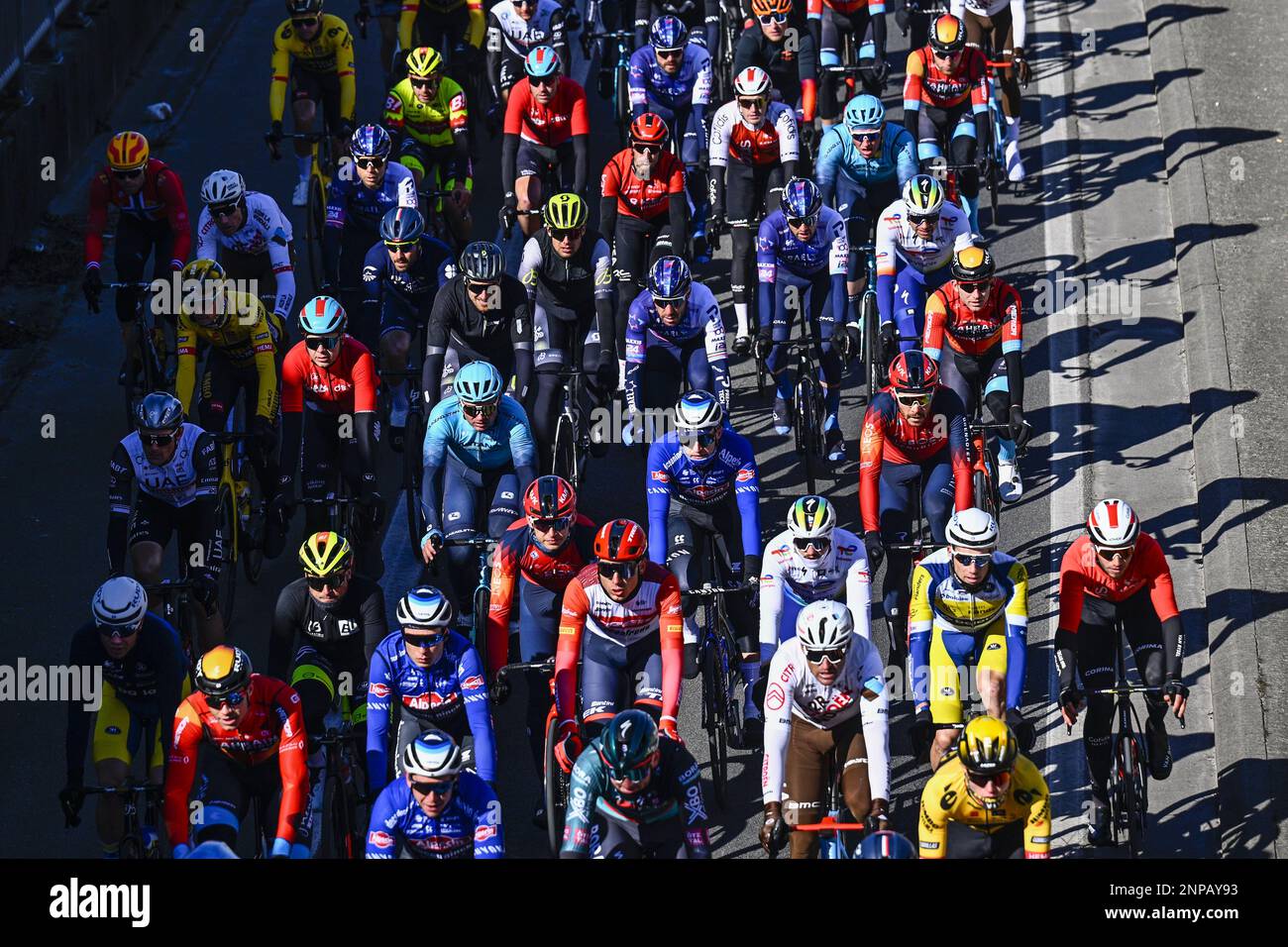 L'immagine mostra il peloton durante la gara ciclistica di un giorno Kuurne-Bruxelles-Kuurne, a 193 km da Kuurne a Kuurne via Bruxelles, sabato 25 febbraio 2023. FOTO DI BELGA JASPER JACOBS Foto Stock