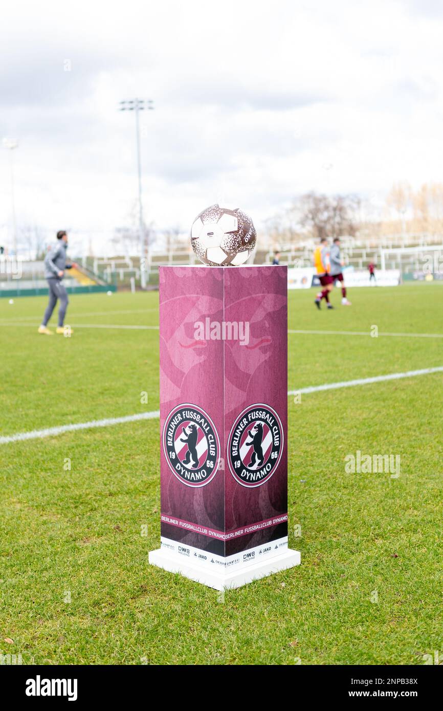 Berlino, Germania. 26th Feb 2023. Palla ufficiale prima della partita tra BFC Dynamo Vs. 1. FC Lokomotor Leipzig, Regionalliga Nordost (Lega Regionale Nord Est), turno 22, Sportforum Hohenschönhausen, Berlino, Germania, 26 febbraio, 2023. Iñaki Esnaola Credit: Iñaki Esnaola/Alamy Live News Foto Stock