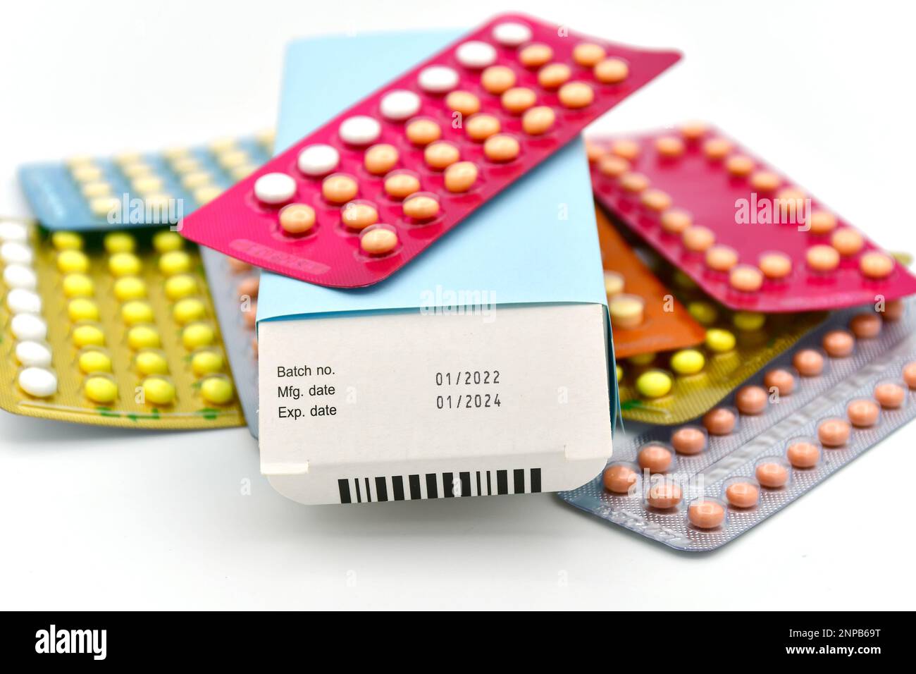 Data di produzione e la data di scadenza su alcuni packaging farmaceutico. Foto Stock