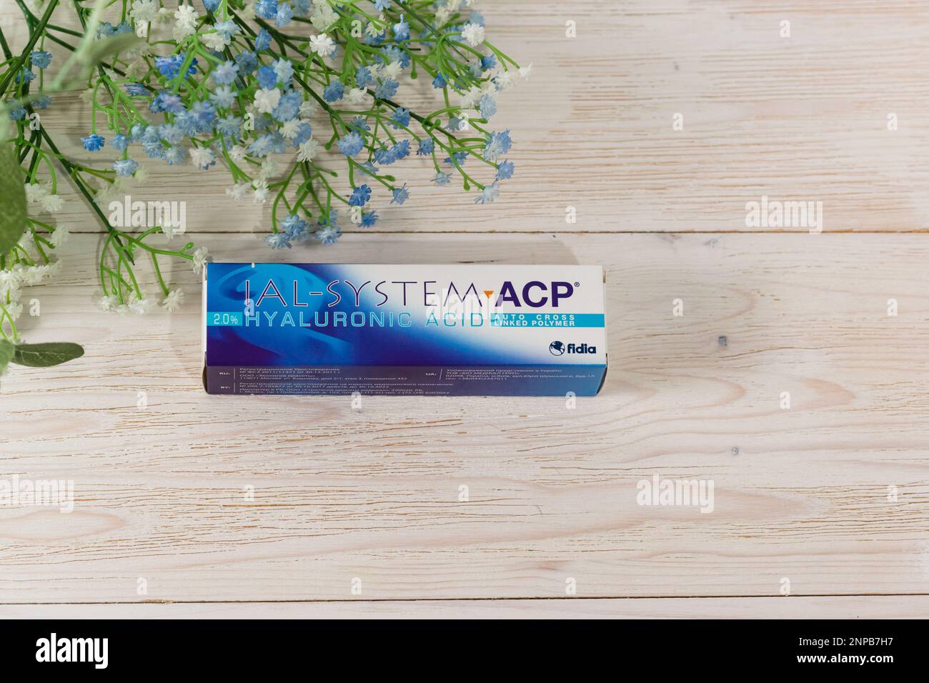 Russia, Krasnodar - 22 novembre 2022: Una scatola di preparazione cosmetica IAL-System ACP si trova su un tavolo di legno bianco. Copia spazio Foto Stock