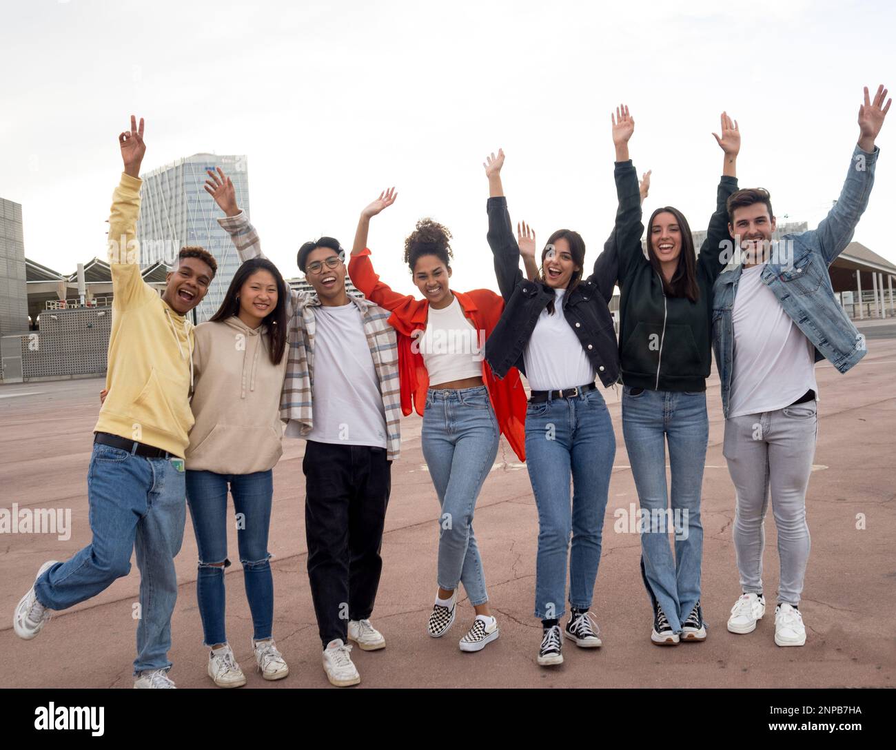 Gruppo di adolescenti multietnici che ridono e si divertono in una città Foto Stock