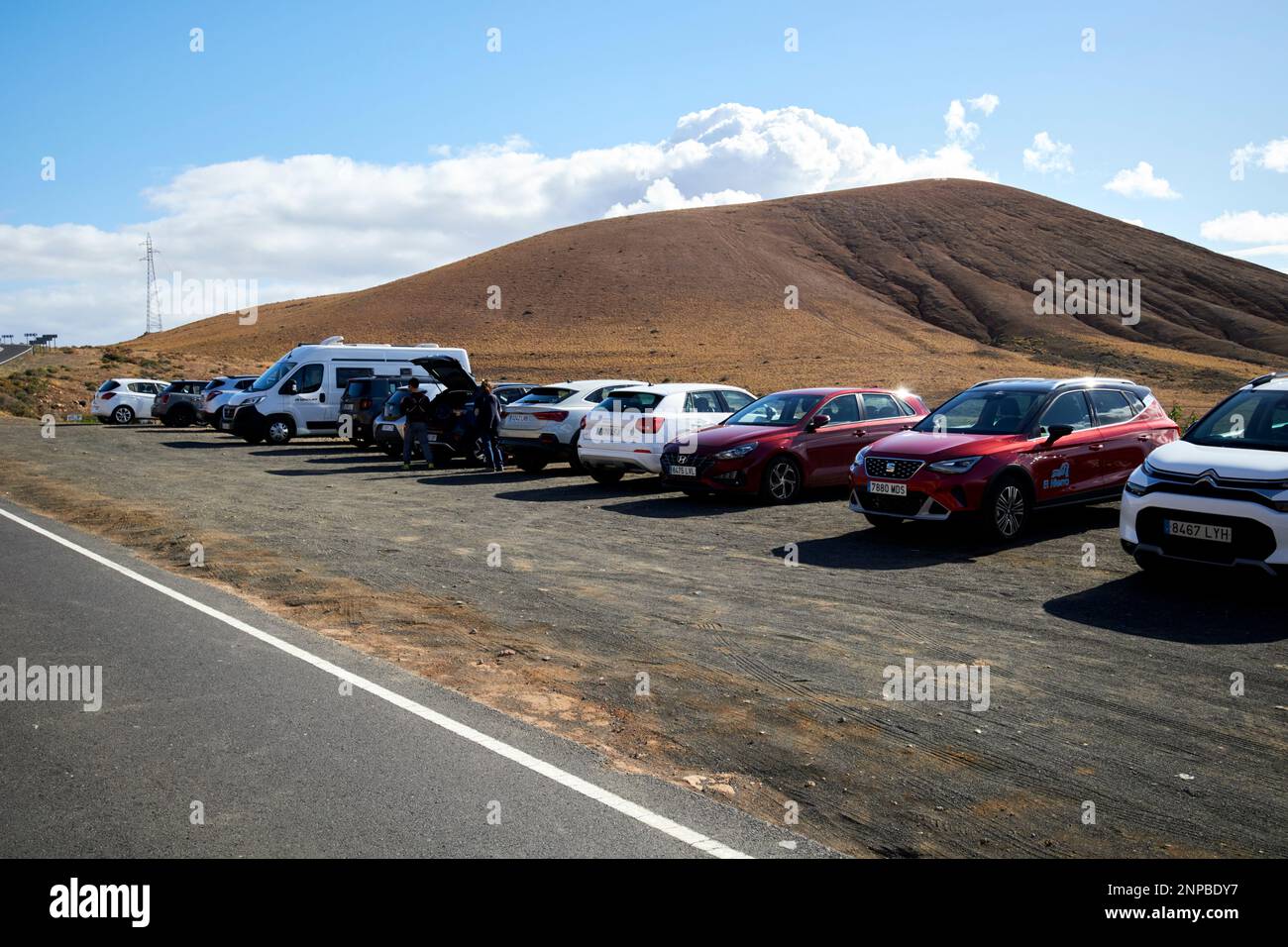 noleggio auto turistiche parcheggiate sul lato della strada visitando las grietas Lanzarote, Isole Canarie, Spagna Foto Stock