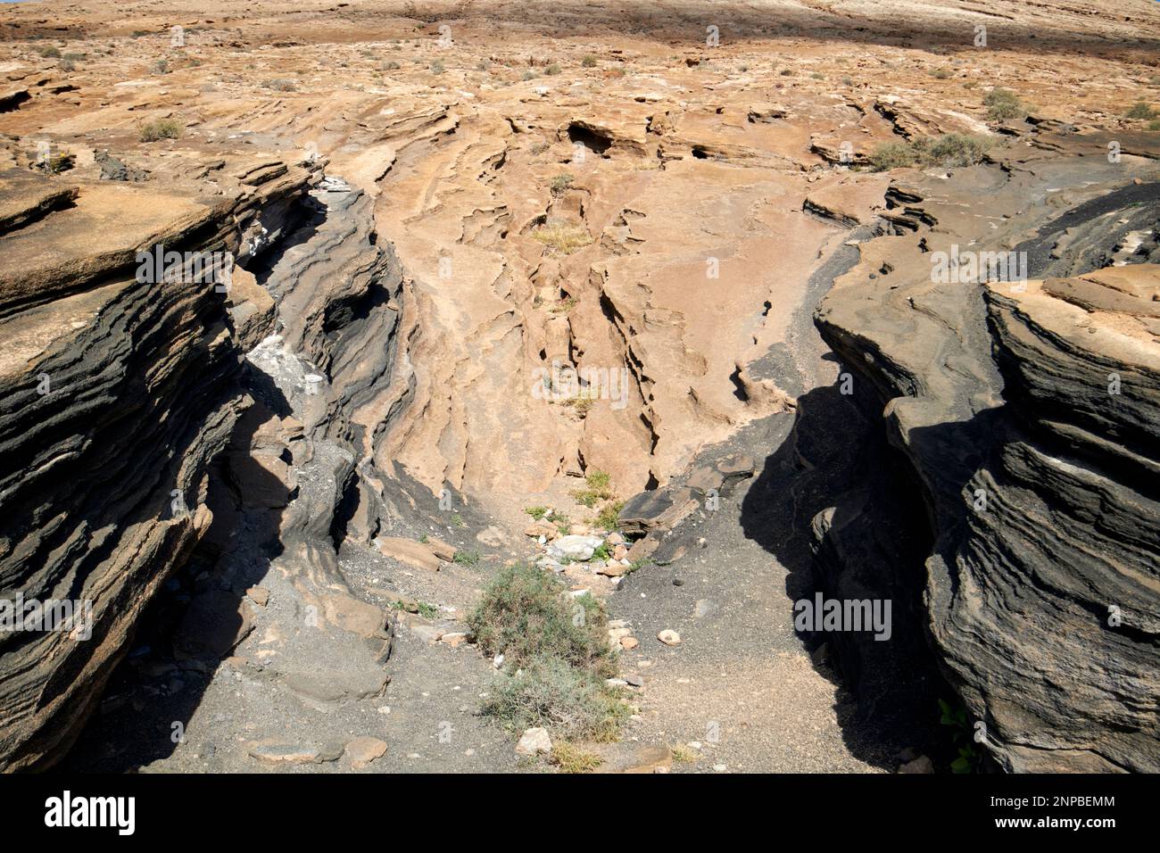 Strati di Ladera del volcan Las Grietas Lanzarote, Isole Canarie, Spagna formazioni rocciose vulcaniche causate dall'erosione Foto Stock