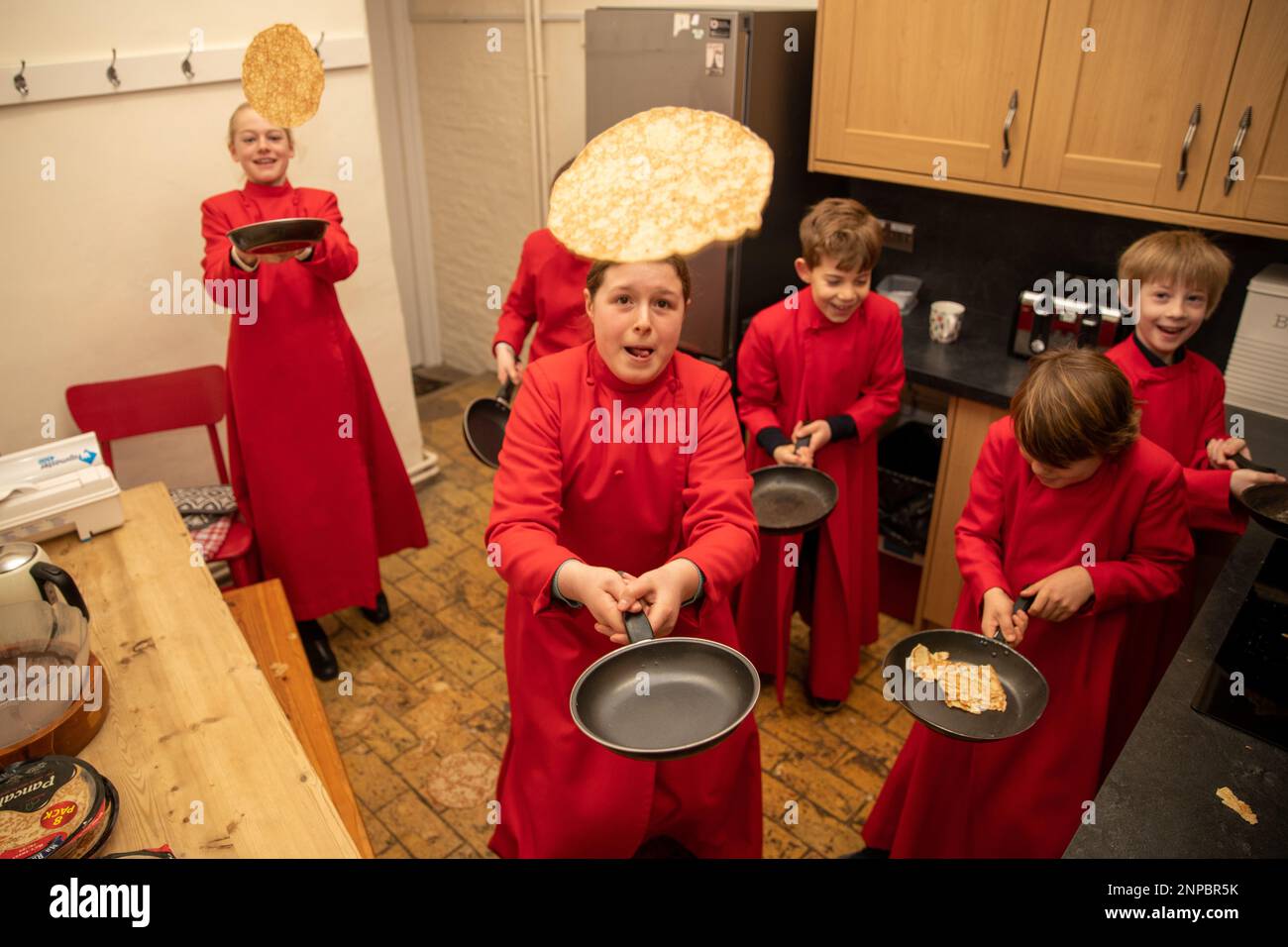 La foto del febbraio 20th mostra i Cori della Cattedrale di Ely a Cambridgeshire nella cucina della King’s School mentre si preparano per i tomorrows annuali Foto Stock