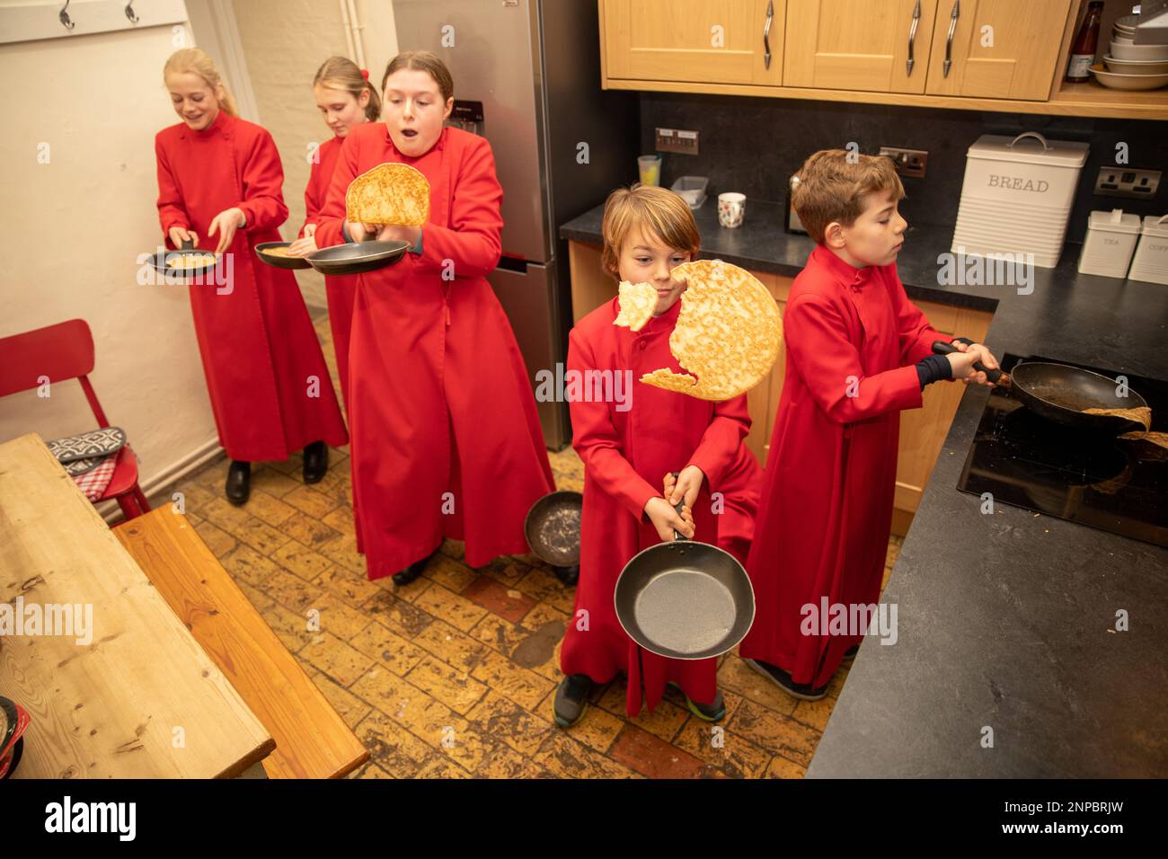 La foto del febbraio 20th mostra i Cori della Cattedrale di Ely a Cambridgeshire nella cucina della King’s School mentre si preparano per i tomorrows annuali Foto Stock