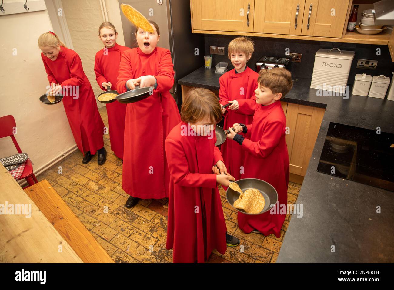 La foto del febbraio 20th mostra i Cori della Cattedrale di Ely a Cambridgeshire nella cucina della King’s School mentre si preparano per i tomorrows annuali Foto Stock