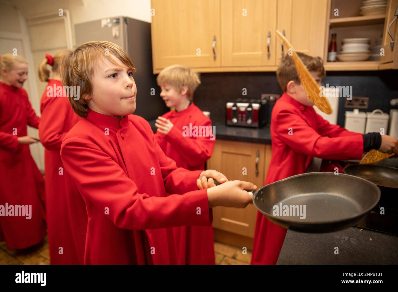 La foto del febbraio 20th mostra i Cori della Cattedrale di Ely a Cambridgeshire nella cucina della King’s School mentre si preparano per i tomorrows annuali Foto Stock
