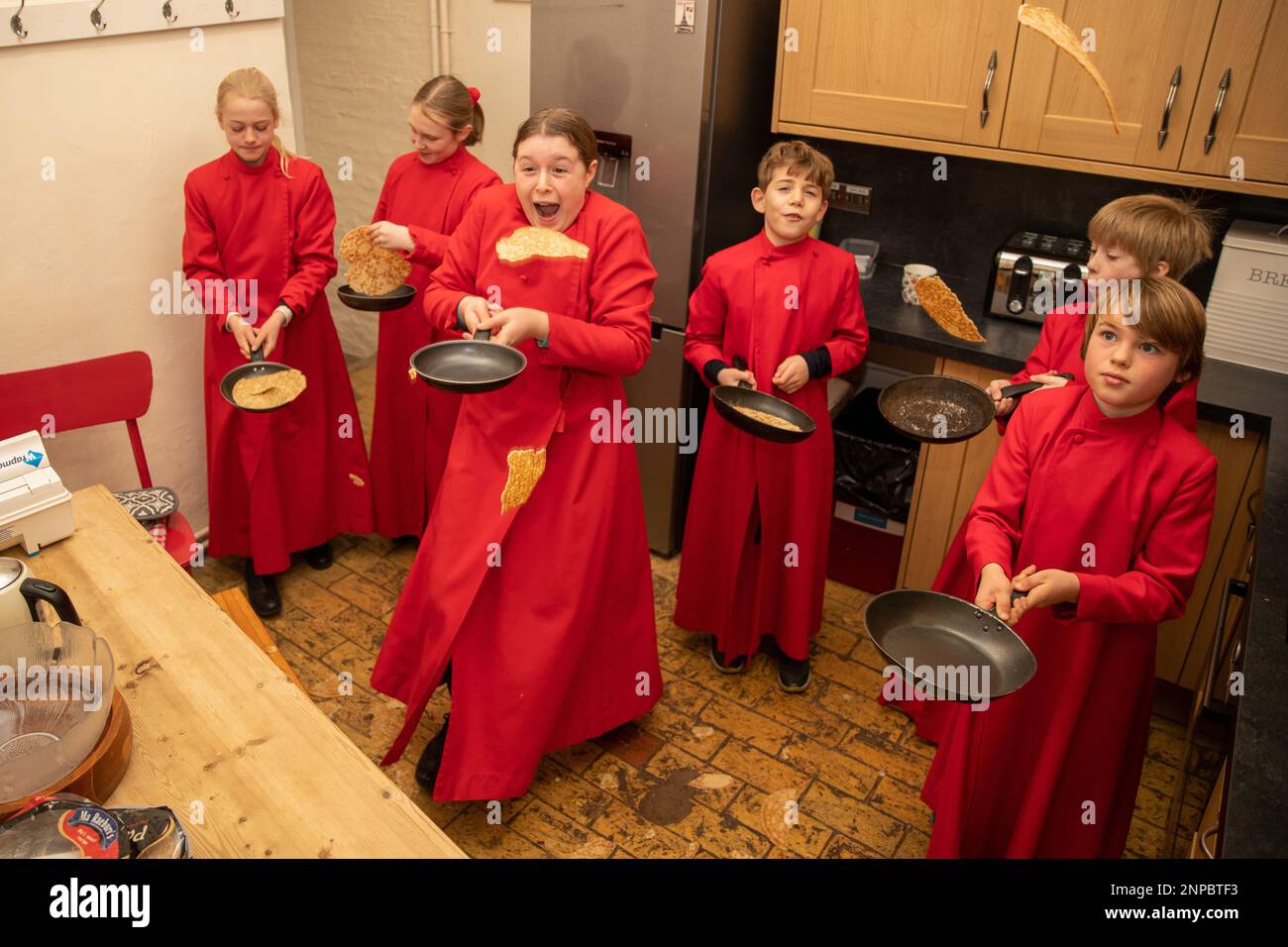 La foto del febbraio 20th mostra i Cori della Cattedrale di Ely a Cambridgeshire nella cucina della King’s School mentre si preparano per i tomorrows annuali Foto Stock