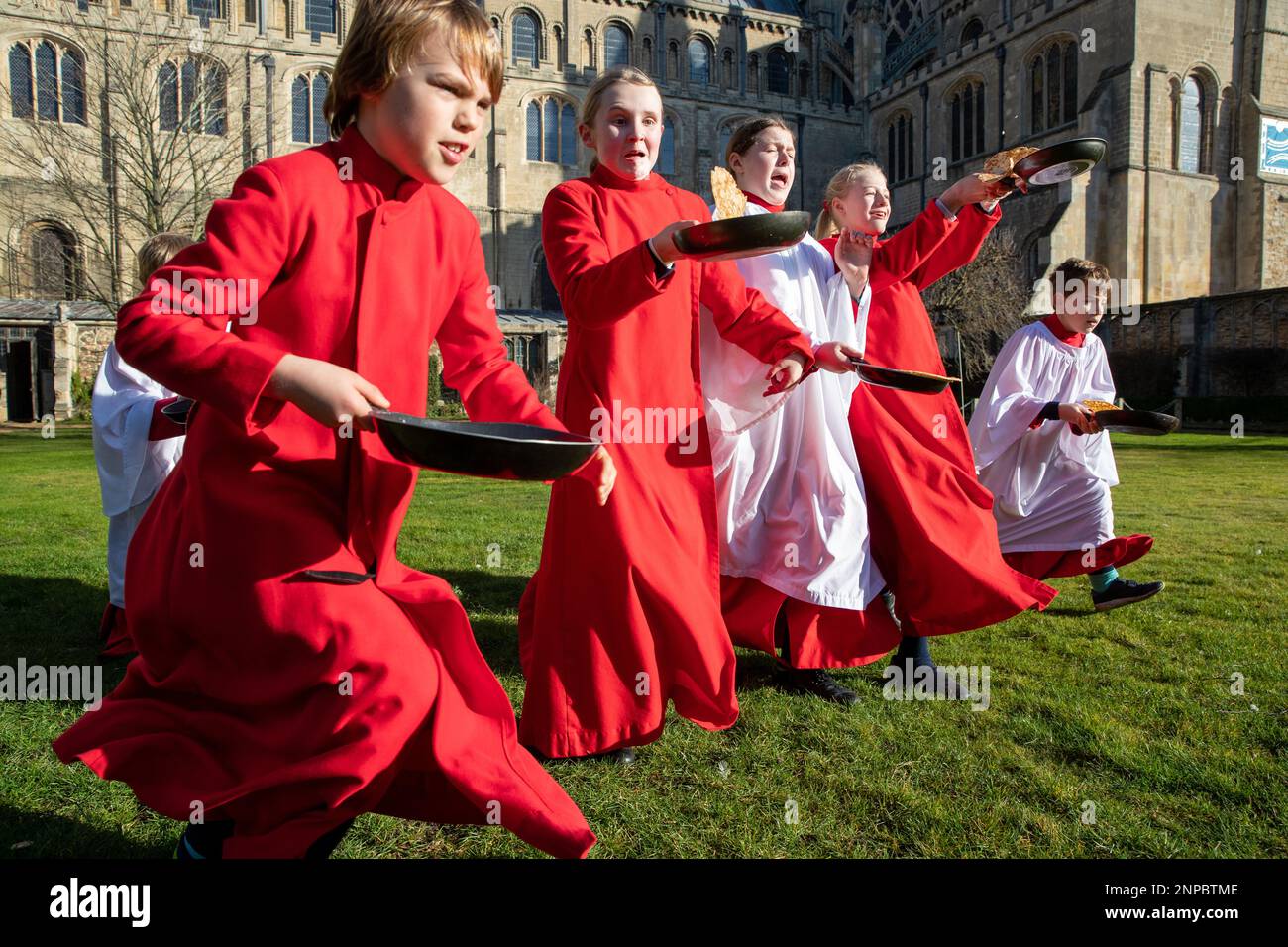 Foto datata febbraio 20th mostra Choristers dalla Cattedrale Ely in Cambridgeshire ottenendo una certa pratica in per i tomorrows Shrove Martedì corsa di pancake Foto Stock