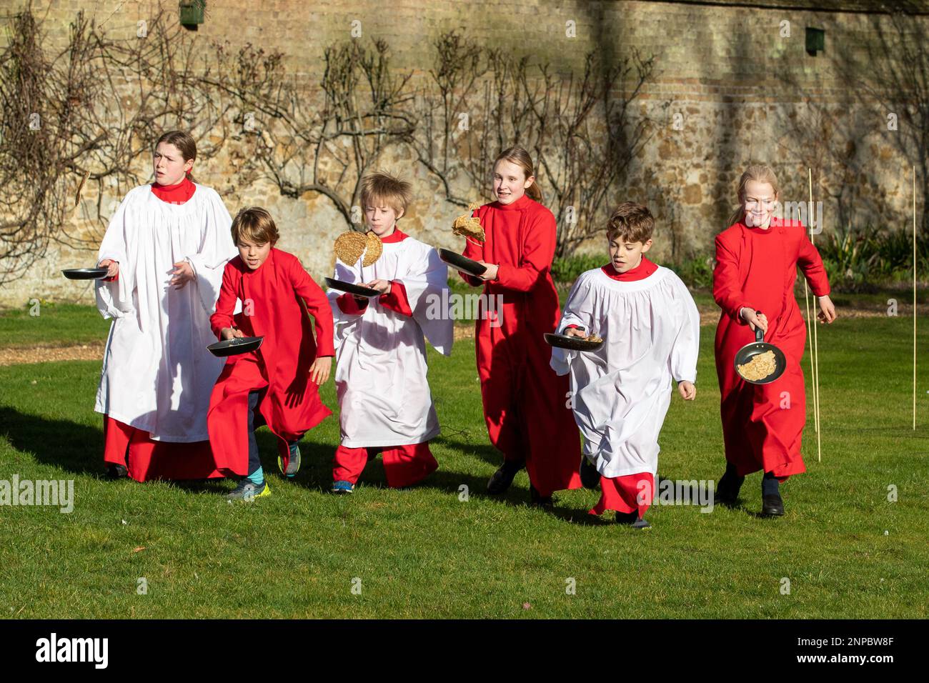 Foto datata febbraio 20th mostra Choristers dalla Cattedrale Ely in Cambridgeshire ottenendo una certa pratica in per i tomorrows Shrove Martedì corsa di pancake Foto Stock