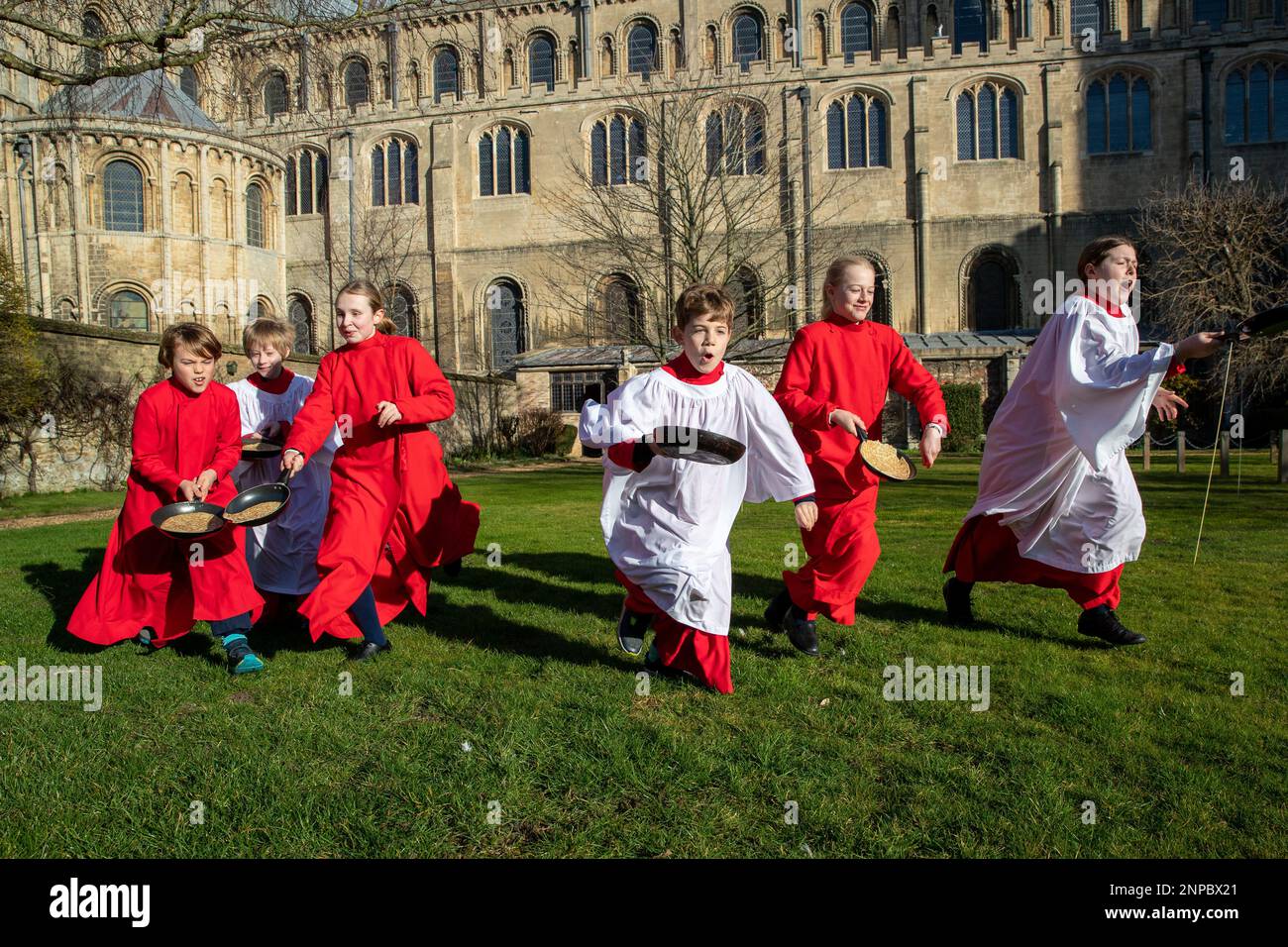 Foto datata febbraio 20th mostra Choristers dalla Cattedrale Ely in Cambridgeshire ottenendo una certa pratica in per i tomorrows Shrove Martedì corsa di pancake Foto Stock
