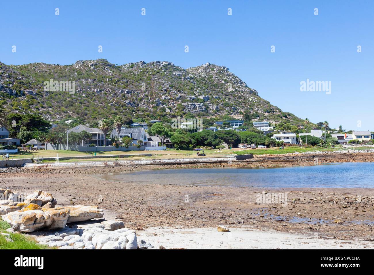 Kommetjie, Città del Capo, Capo Occidentale, Sud Africa con Die Kom, un bacino marino naturale che si riempie con l'alta marea, in primo piano. Hotspot per birdwatching Foto Stock