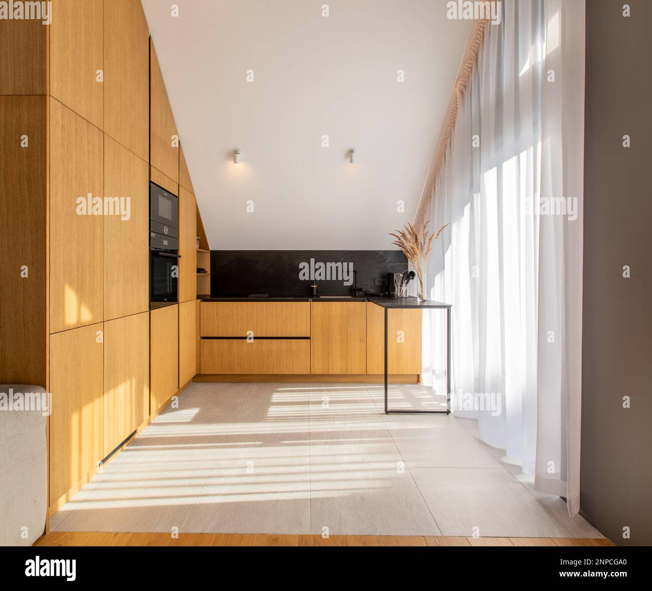 Cucina moderna luminosa in Nuova Casa di Lusso, pavimenti in legno duro, legno scuro armadi. Foto Stock