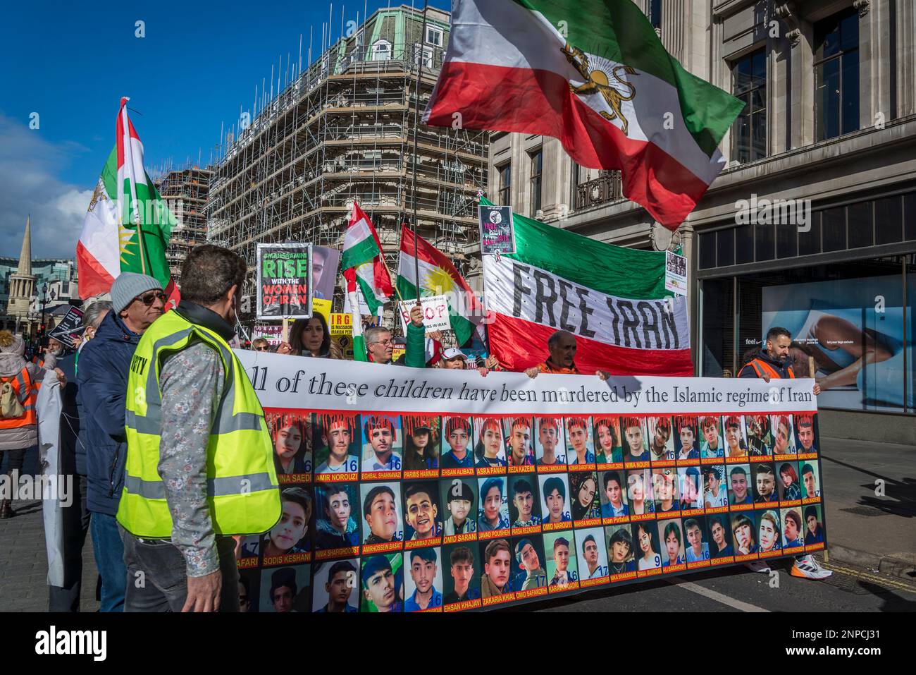 Bandiera con fotografie di giovani uccisi dal regime islamico, protesta pro-democrazia iraniana contro il governo islamico autocratico dell'Iran Foto stock - Alamy