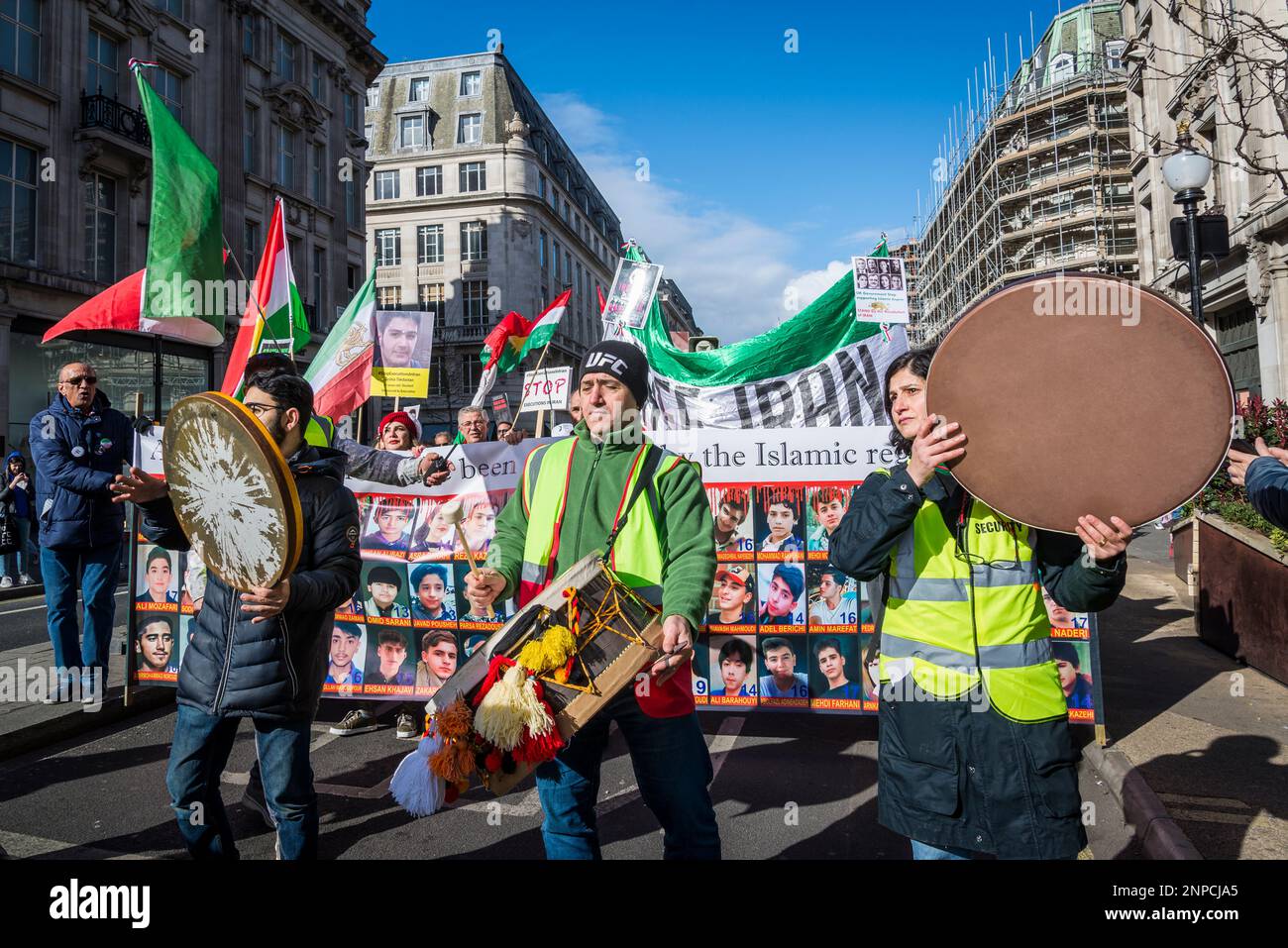 Bandiera con fotografie di giovani uccisi dal regime islamico, protesta pro-democrazia iraniana contro il governo islamico autocratico dell'Iran Foto Stock