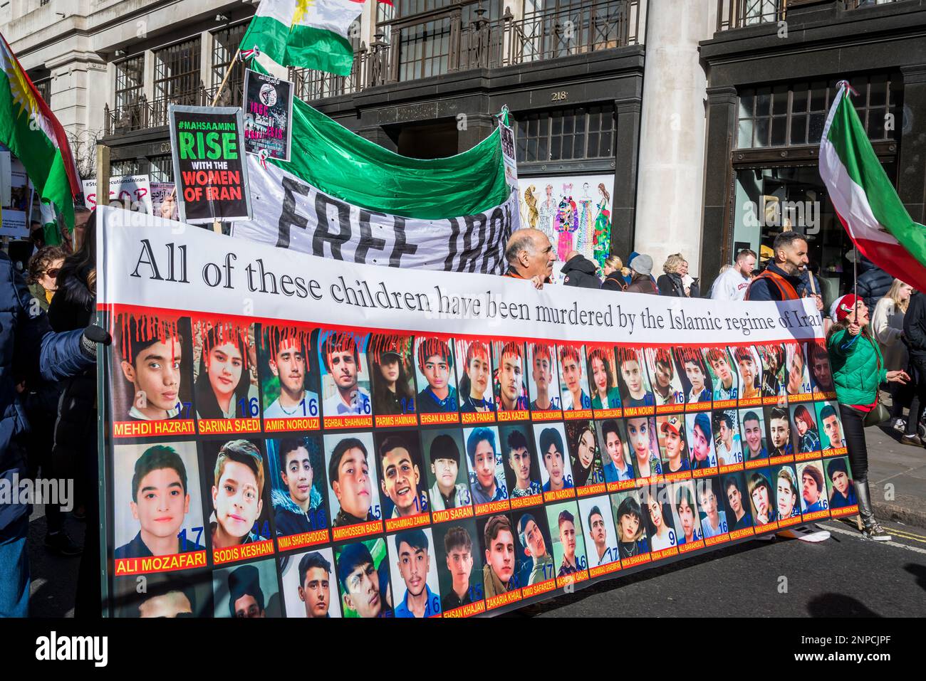 Bandiera con fotografie di giovani uccisi dal regime islamico, protesta pro-democrazia iraniana contro il governo islamico autocratico dell'Iran Foto Stock