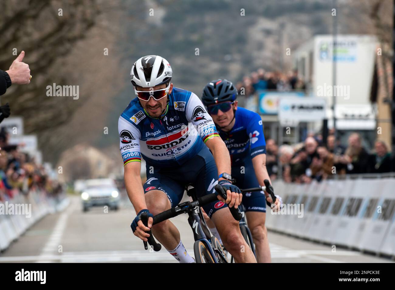 Julian Alaphilippe (Soudal Quick STEP team) davanti a David Gaudu (Groupama-fdj team) subito dopo il traguardo. Il Faun Ardeche Classic è una gara ciclistica di un giorno che si tiene il 25 febbraio 2023. Questa edizione è stata vinta dal francese Julien Alaphilippe (squadra Soudal Quick-STEP) davanti al suo connazionale David Gaudu, (squadra Groupama-fdj) secondo e dal pilota danese Mattias Skjelmose (squadra Trek-Segafredo) terzo. Foto Stock