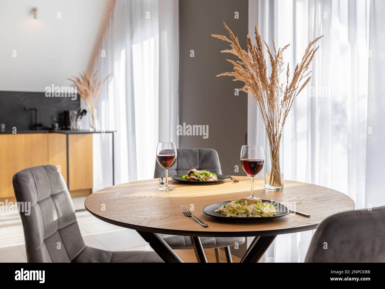 Il design elegante e spazioso degli interni di lusso del soggiorno con tavolino da caffè e colazione, decorazione in moderno arredamento di casa Foto Stock