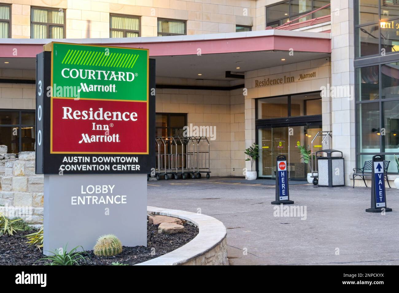 Austin, Texas, USA - Febbraio 2023: Cartello fuori dal Courtyard Marriott and Residence Inn hotel nel centro della città Foto Stock