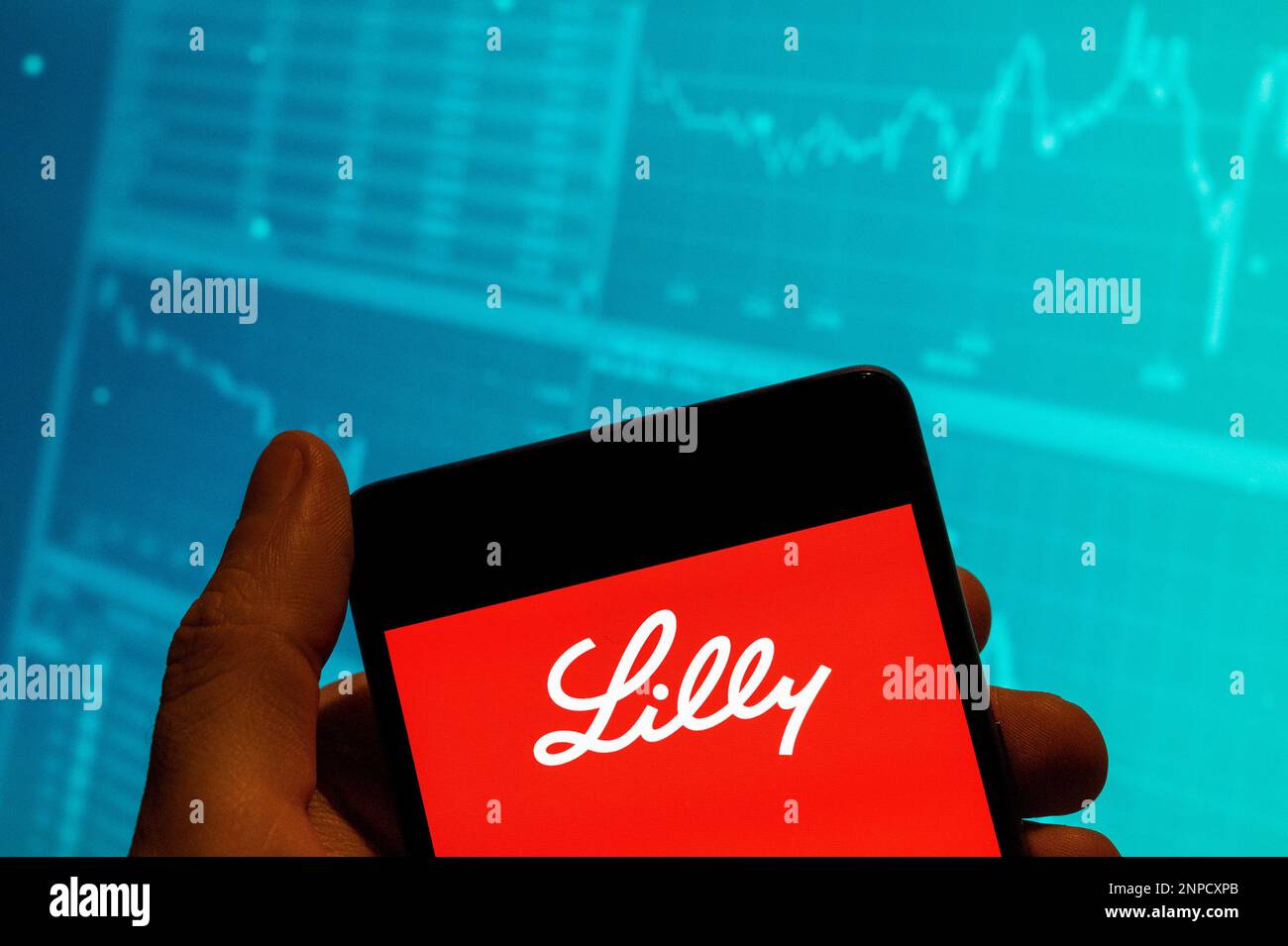 15 febbraio 2023, Cina: In questa illustrazione della foto, il logo della società farmaceutica americana Lilly è visualizzato su uno smartphone con un grafico dell'indice di borsa economica sullo sfondo. (Credit Image: © Budrul Chukrut/SOPA Images via ZUMA Press Wire) SOLO PER USO EDITORIALE! Non per USO commerciale! Foto Stock
