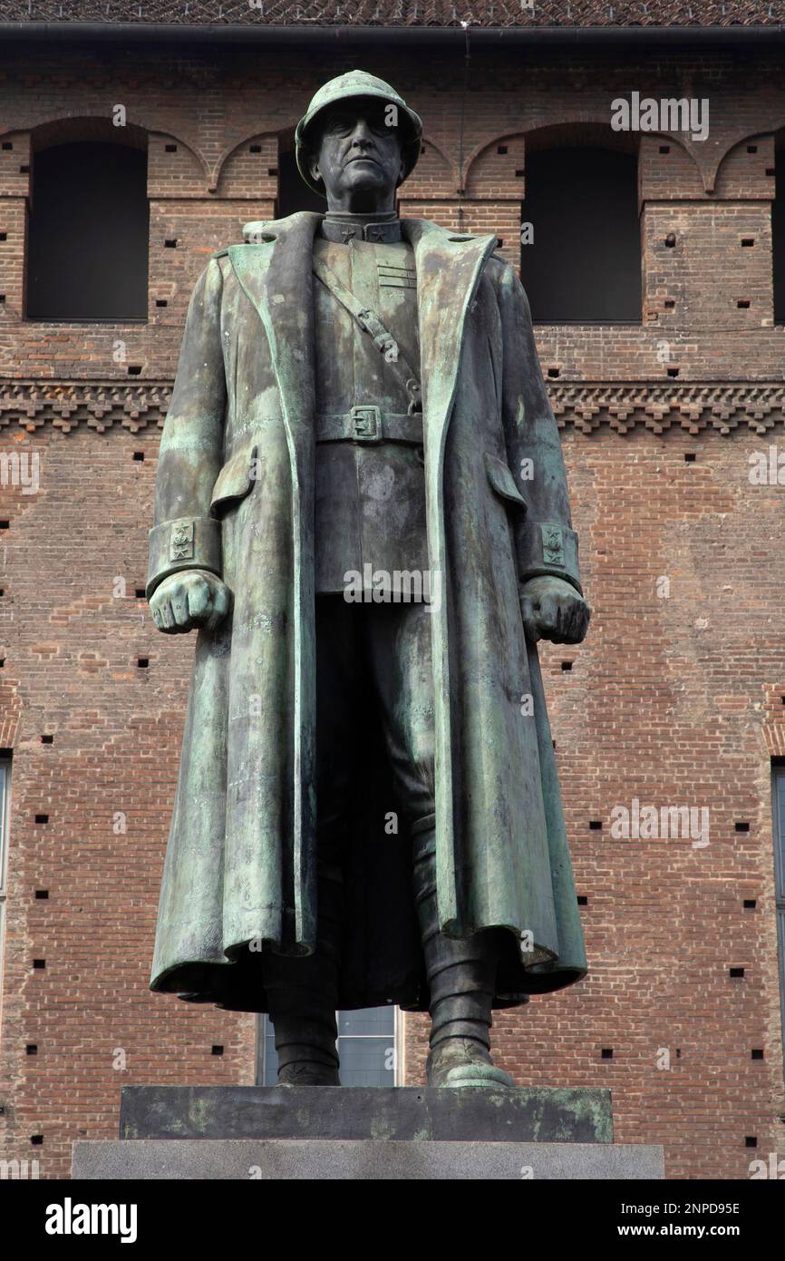Statua commemorativa della guerra del soldato fuori Palazzo Madama in Piazza Castello a Torino Foto Stock
