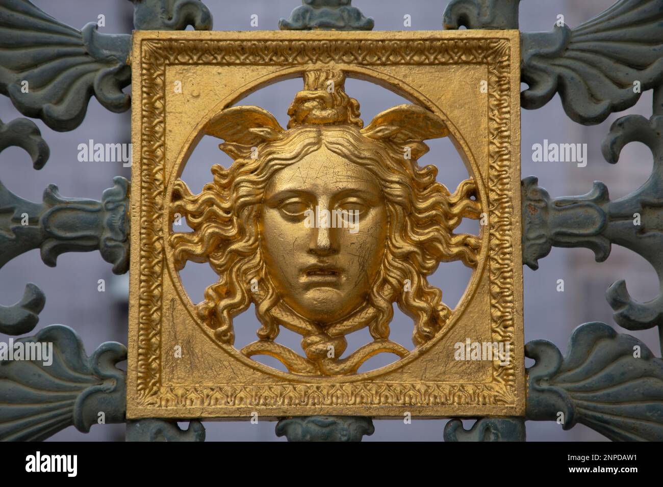 Un volto dorato, un particolare dell'originale recinzione metallica del Palazzo reale, il Palazzo reale di Torino Foto Stock