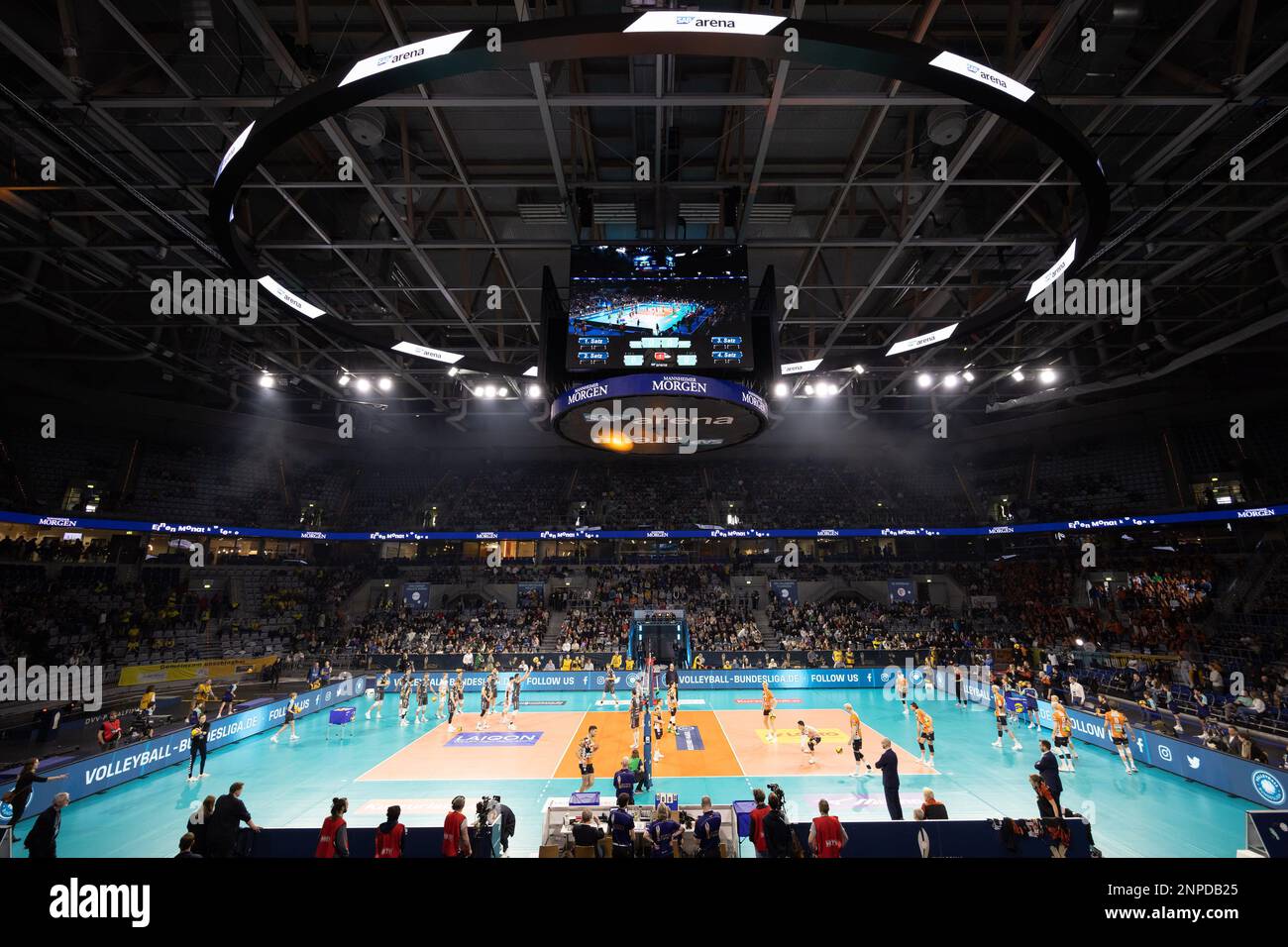 Mannheim, Germania. 26th Feb, 2023. Pallavolo, uomini: DVV Cup, SWD-Powervolleys Düren - Berlin volleys, finale, SAP Arena. Riscaldamento di entrambi i team nella SAP Arena, che si riempie lentamente. Credit: Jürgen Kessler/Kessler-Sportfotografie/dpa/Alamy Live News Foto Stock