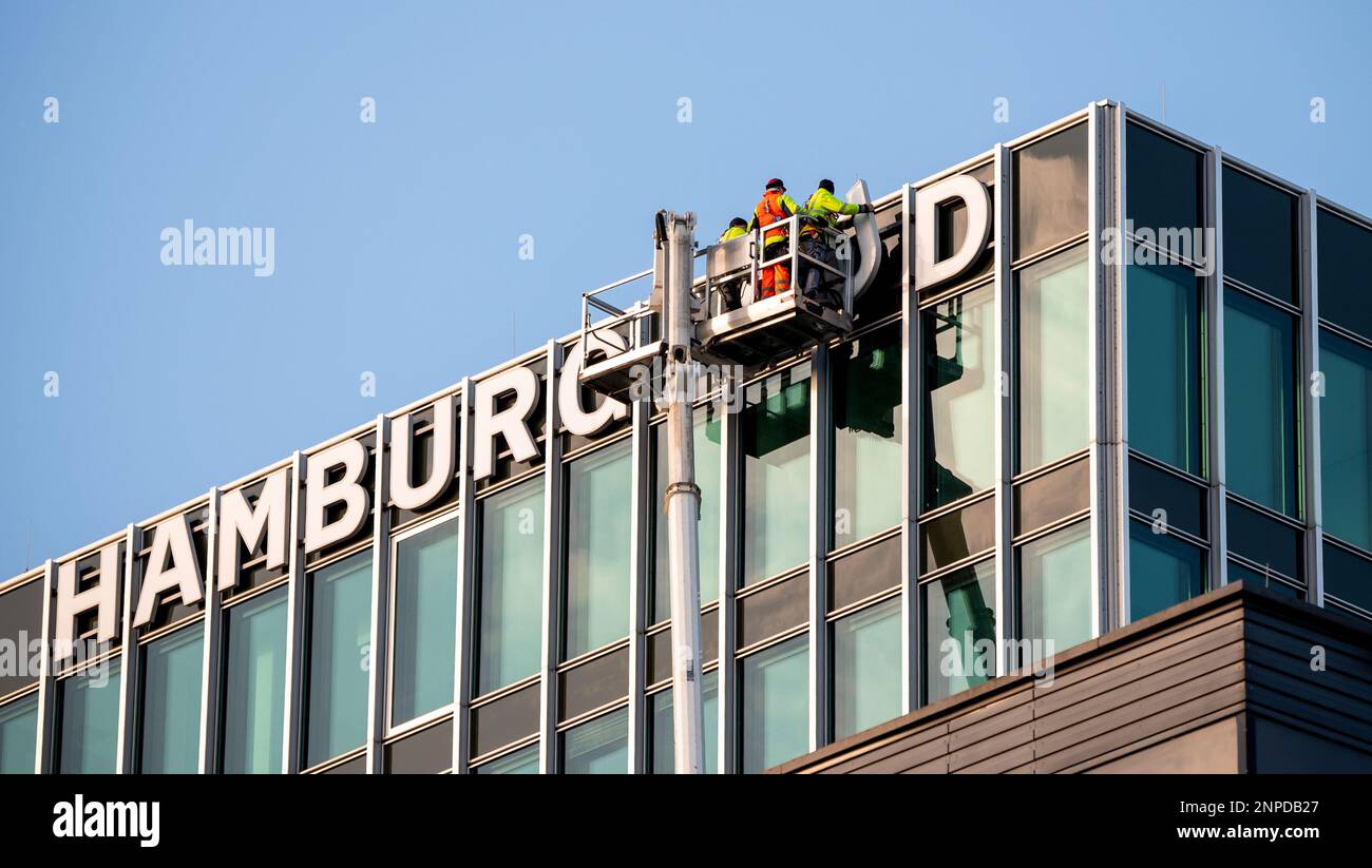 Amburgo, Germania. 26th Feb, 2023. La scritta "Hamburg Süd" viene rimossa dall'ex sede della compagnia di navigazione omonima con l'ausilio di un sollevatore telescopico. Dopo circa 60 anni, la scritta viene rimossa dall'edificio e parzialmente sostituita dal nuovo nome dell'edificio. Credit: Daniel Bockwoldt/dpa/Daniel Bockwoldt/dpa/Alamy Live News Foto Stock