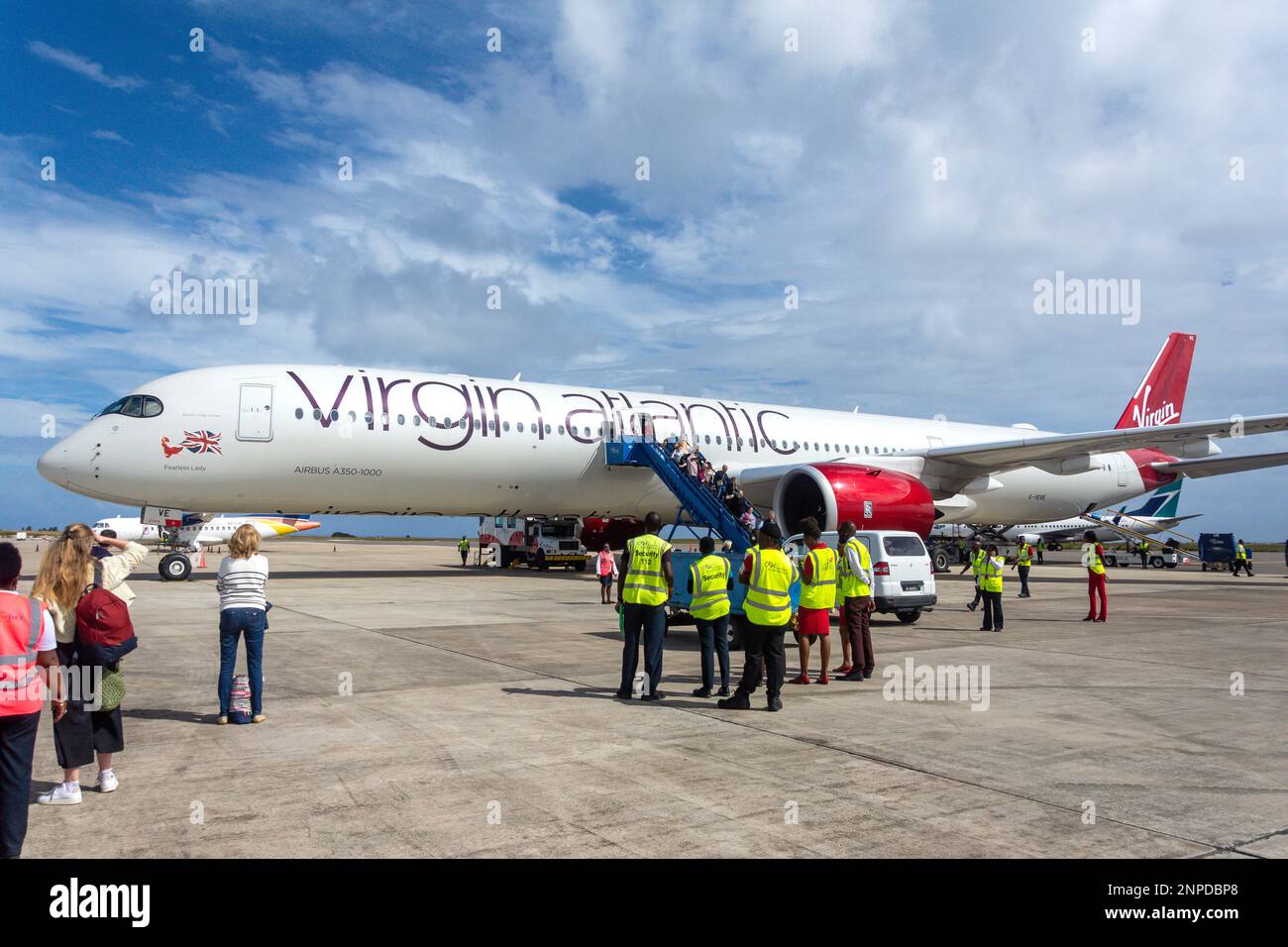 Passeggeri in partenza da Virgin Atlantic Airbus A350-1000, Grantley Adams International Airport, Christ Church, Barbados, Caraibi Foto Stock