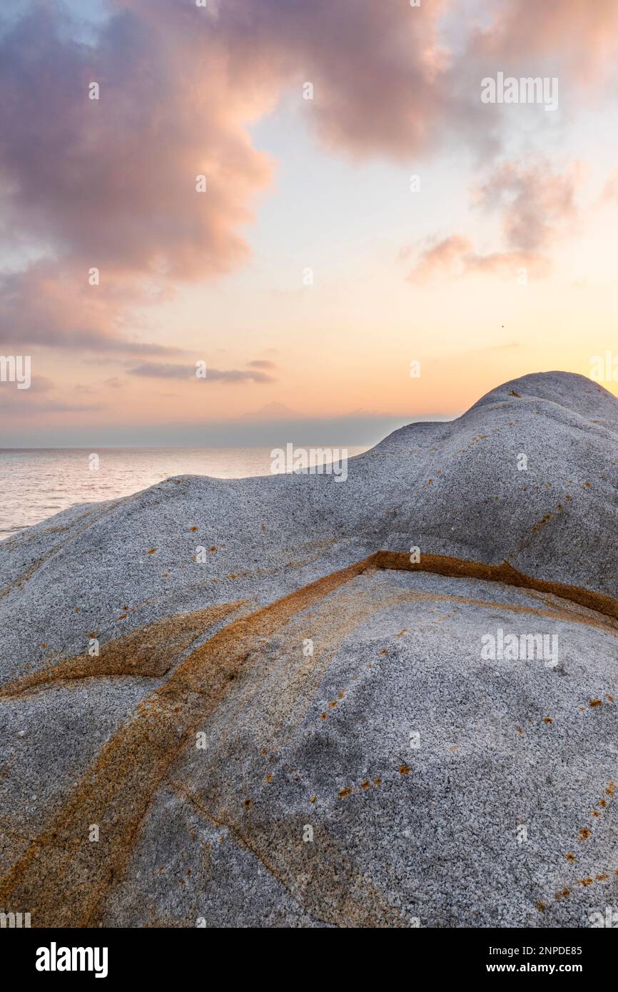 La caratteristica e bella roccia all'alba vicino a Sarti in Sithonia nel nord della Grecia. Foto Stock