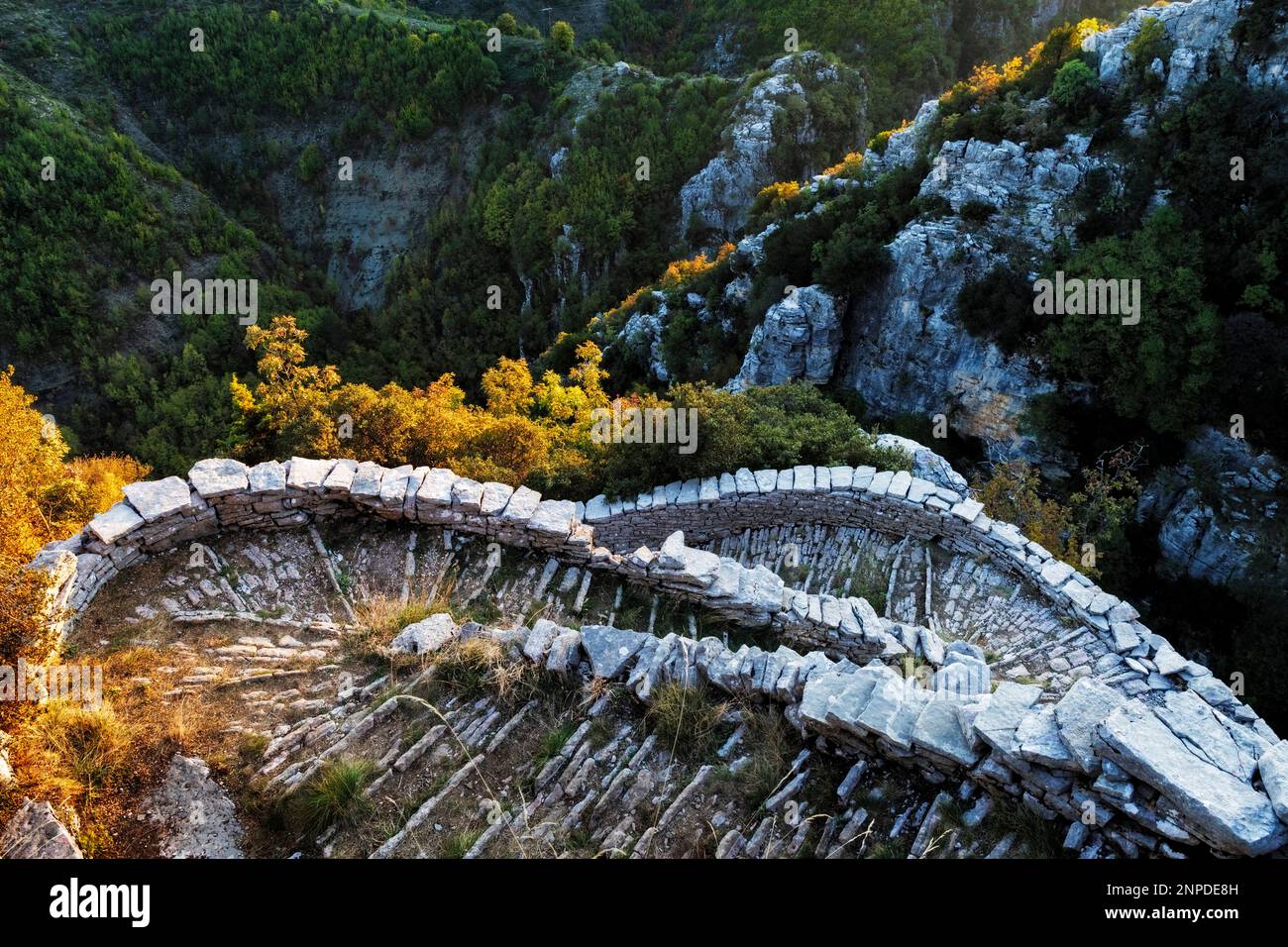 La scalinata di Vradeto si snoda lungo il ripido versante delle montagne greche a Zagoria. Foto Stock