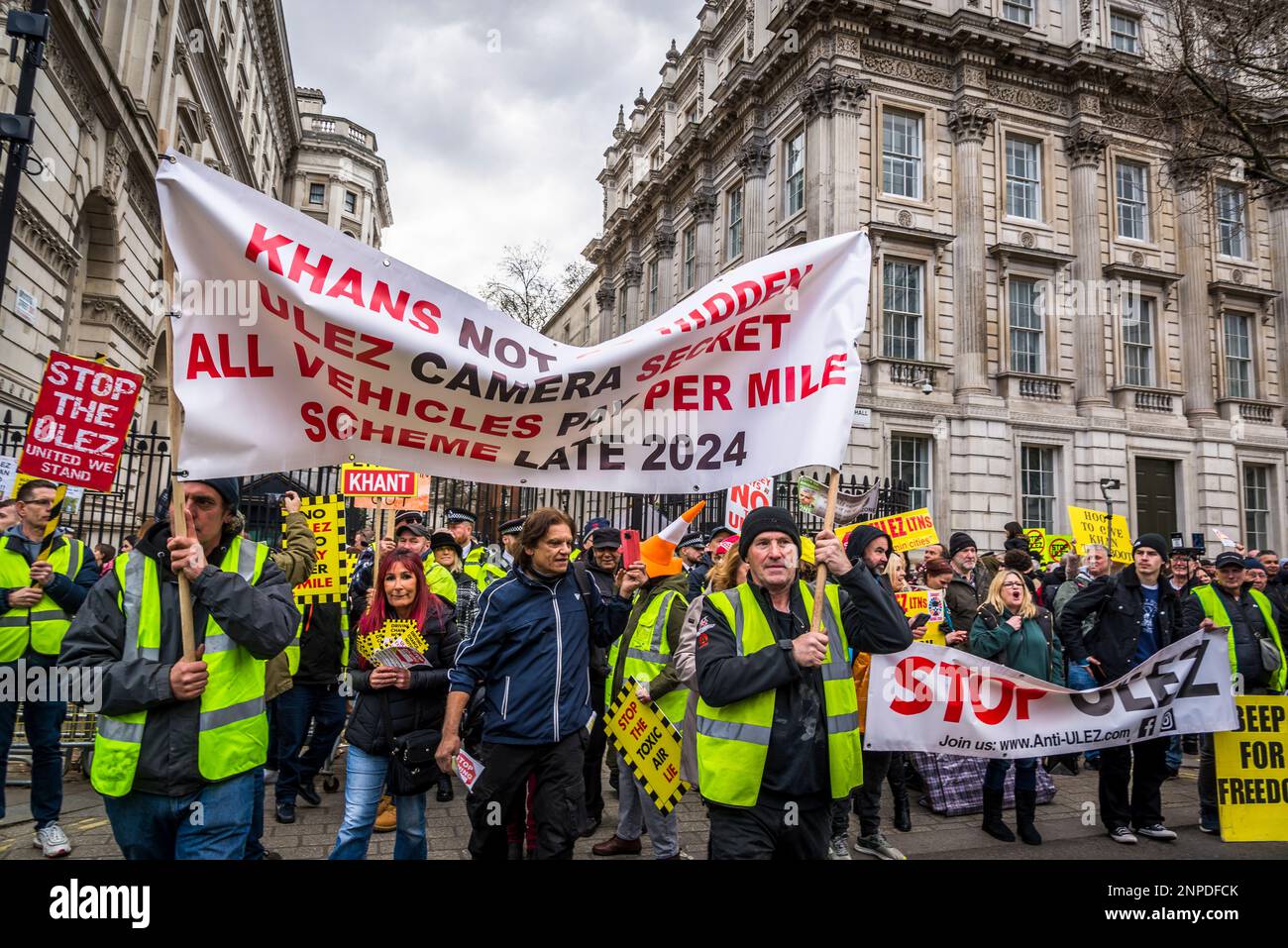 Dimostranti anti anti-ULEZ dimostrazione di scena di fronte a Downing Street come chiedono Sadiq Khan è 'saccheggiato' su controversi piani di espansione, Londra, Foto Stock