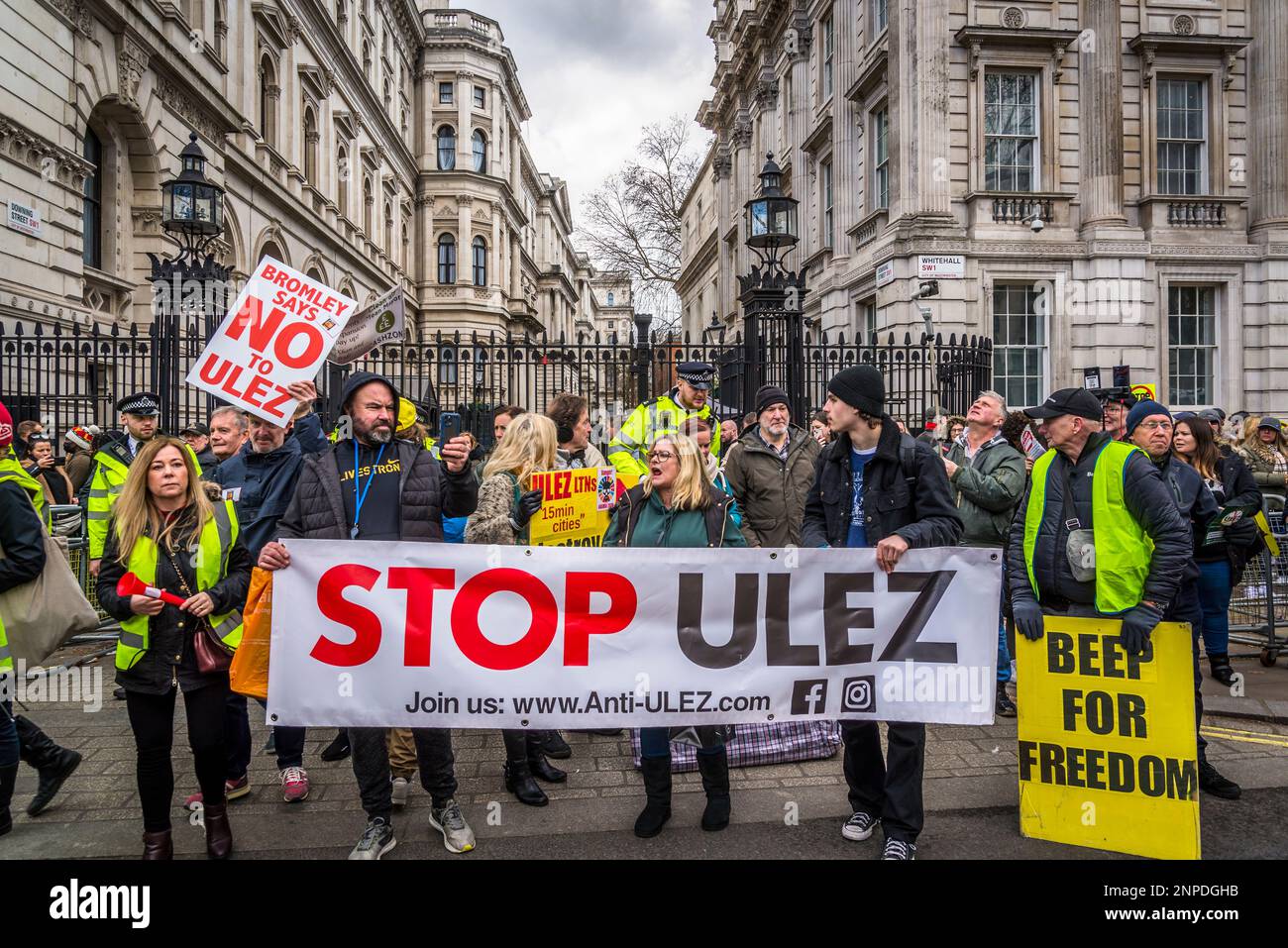 Dimostranti anti anti-ULEZ dimostrazione di scena di fronte a Downing Street come chiedono Sadiq Khan è 'saccheggiato' su controversi piani di espansione, Londra, Foto Stock