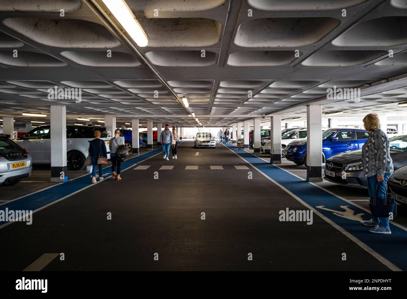 All'interno di un parcheggio a più piani. Foto Stock