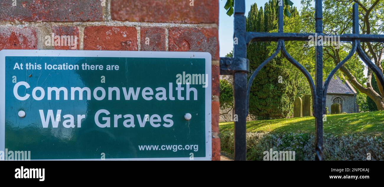 Le tombe di guerra del Commonwealth firmano fuori dalla chiesa di Syderstone in Norfolk. Foto Stock