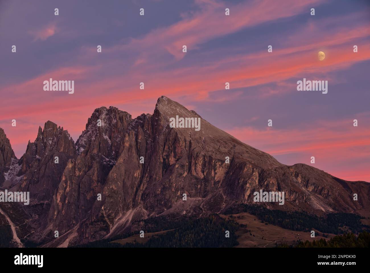 L'Alpe di Siusi (in italiano: Alpe di Siusi, Ladino: Mont Sëuc) è un altopiano dolomitico e il più grande prato alpino d'alta quota (in tedesco: Alm) d'Europa. Posizione Foto Stock