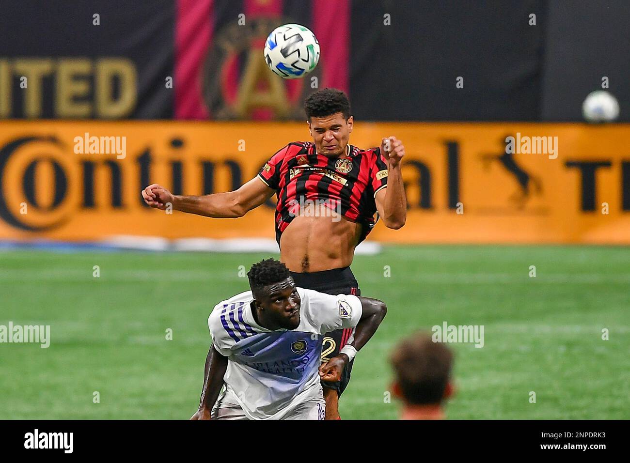 ATLANTA, GA – OCTOBER 07: Atlanta United defender Miles Robinson (12) heads the ball during the MLS match between Orlando City SC and Atlanta United FC on October 7th, 2020 at Mercedes-Benz Stadium in Atlanta, GA. (Photo by Rich von Biberstein/Icon Sportswire) (Icon Sportswire via AP Images) Foto Stock