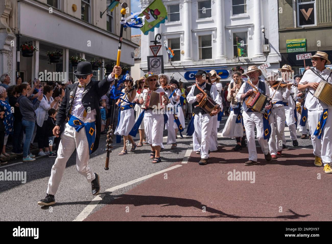 Tom White guida la band dei Golowan attraverso Penzance nelle colorate processioni Mazey Day in Cornovaglia in Inghilterra nel Regno Unito. Foto Stock