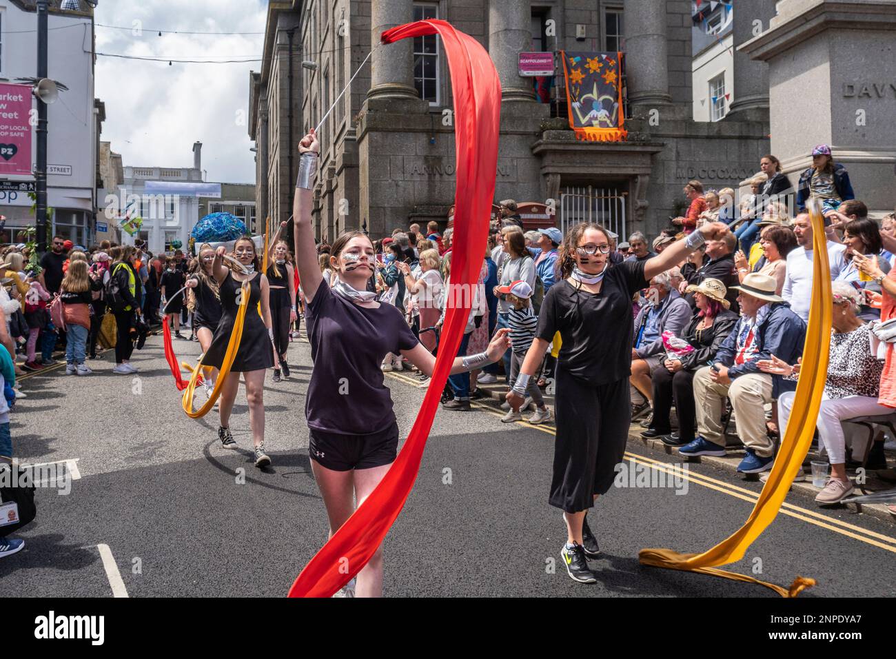 Gli studenti della scuola ballano a nastro nella sfilata del Mazey Day come parte del Festival di Golowan a Penzance in Cornovaglia nel Regno Unito. Foto Stock