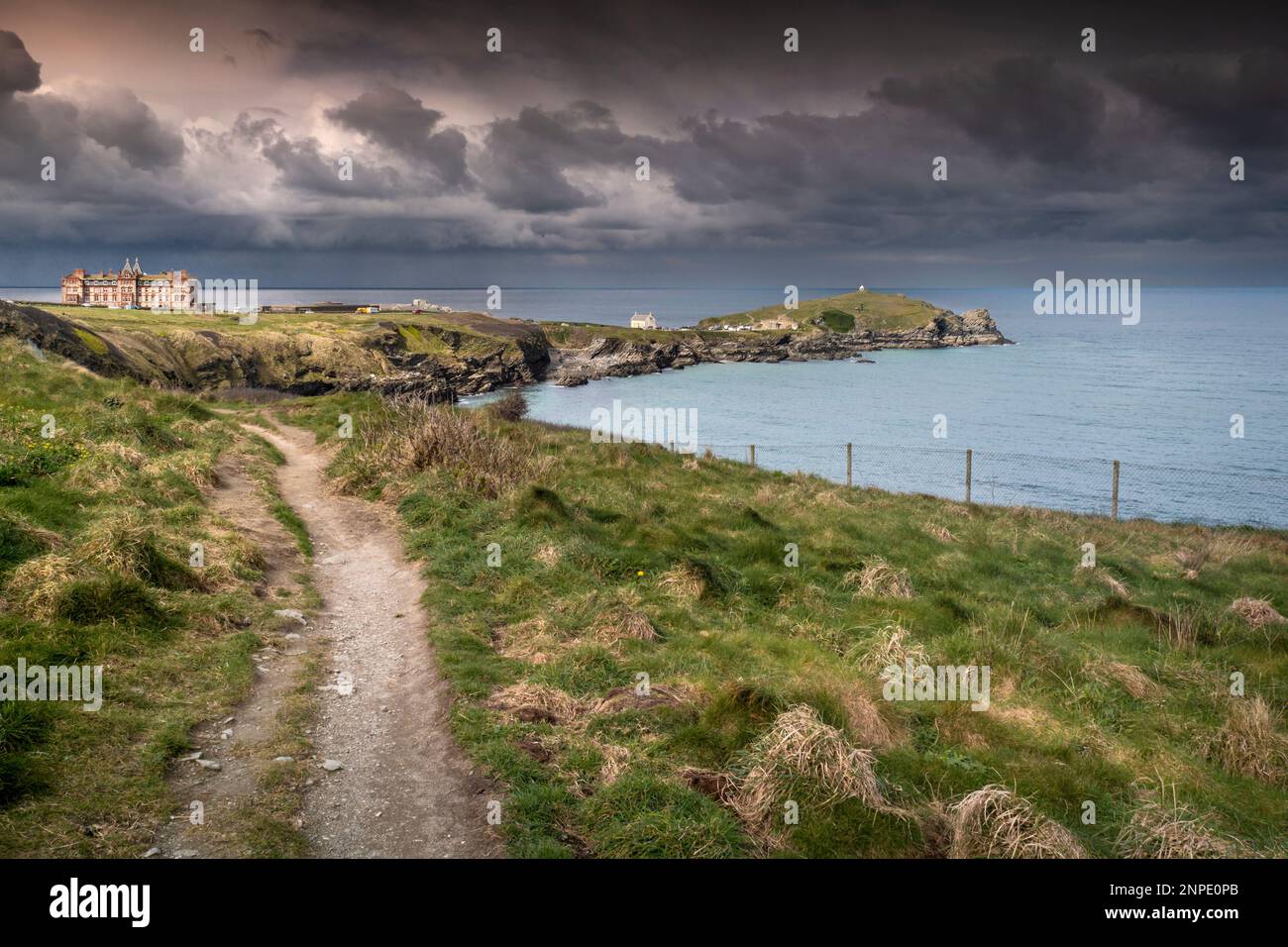 Il percorso costiero per Towan Head sulla costa della Cornovaglia del Nord nel Regno Unito. Foto Stock