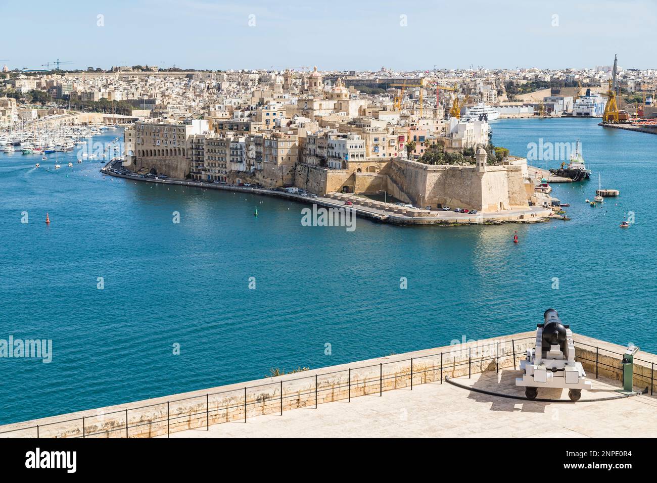 Cannone presso la Saluting Battery di la Valletta, rivolto verso Birgu, nella capitale di Malta. Foto Stock