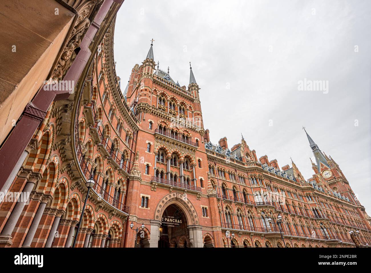 Vista esterna che mostra la splendida architettura del lussuoso St Pancras Renaissance Hotel di Londra. Foto Stock